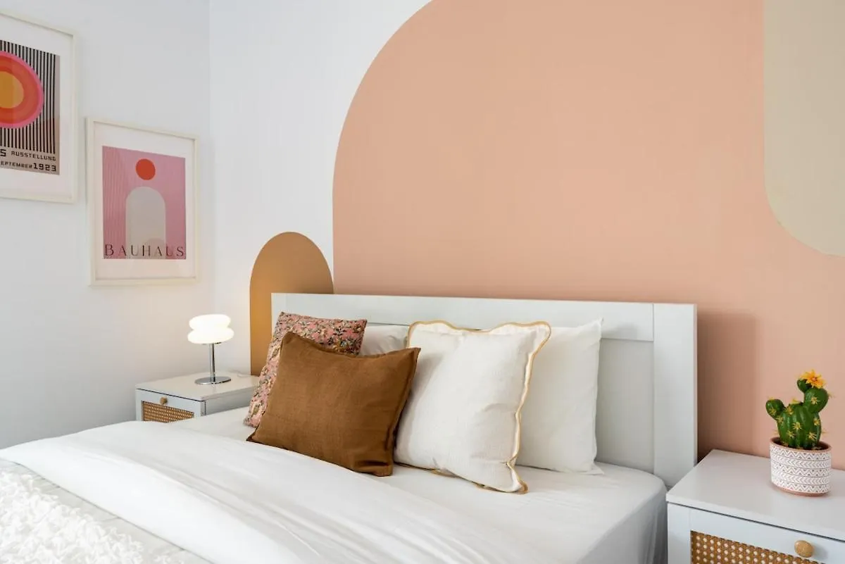 Lunette - Artful 1-Br Apartment & Balcony In Larnaca