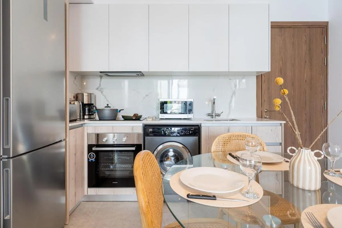 Lunette - Artful 1-Br Apartment & Balcony In Larnaca