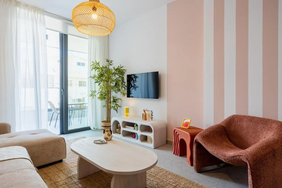 Lunette - Artful 1-Br Apartment & Balcony In Larnaca