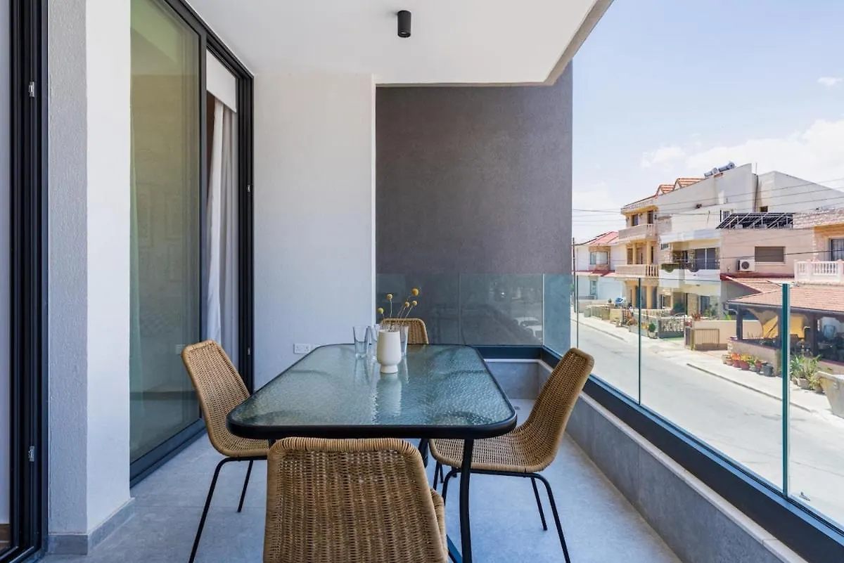 Lunette - Artful 1-Br Apartment & Balcony In Larnaca