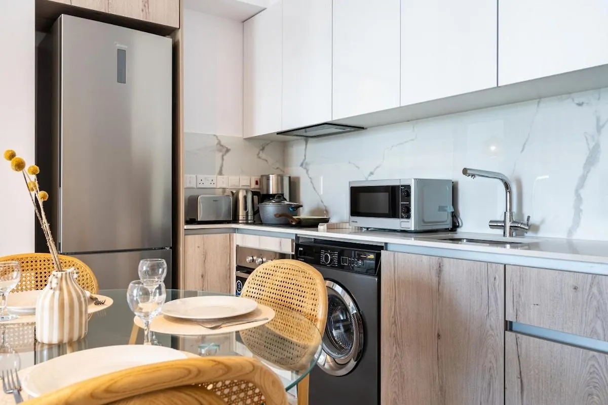 Lunette - Artful 1-Br Apartment & Balcony In Larnaca