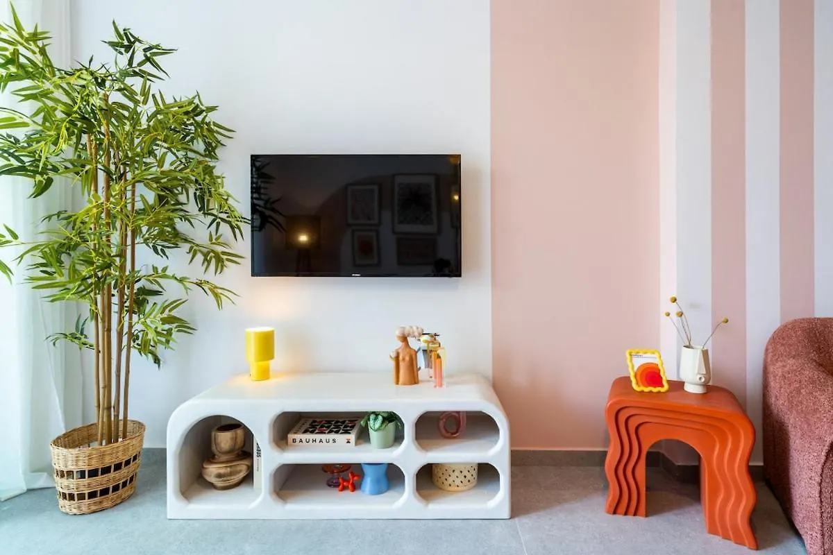 Lunette - Artful 1-Br Apartment & Balcony In Larnaca