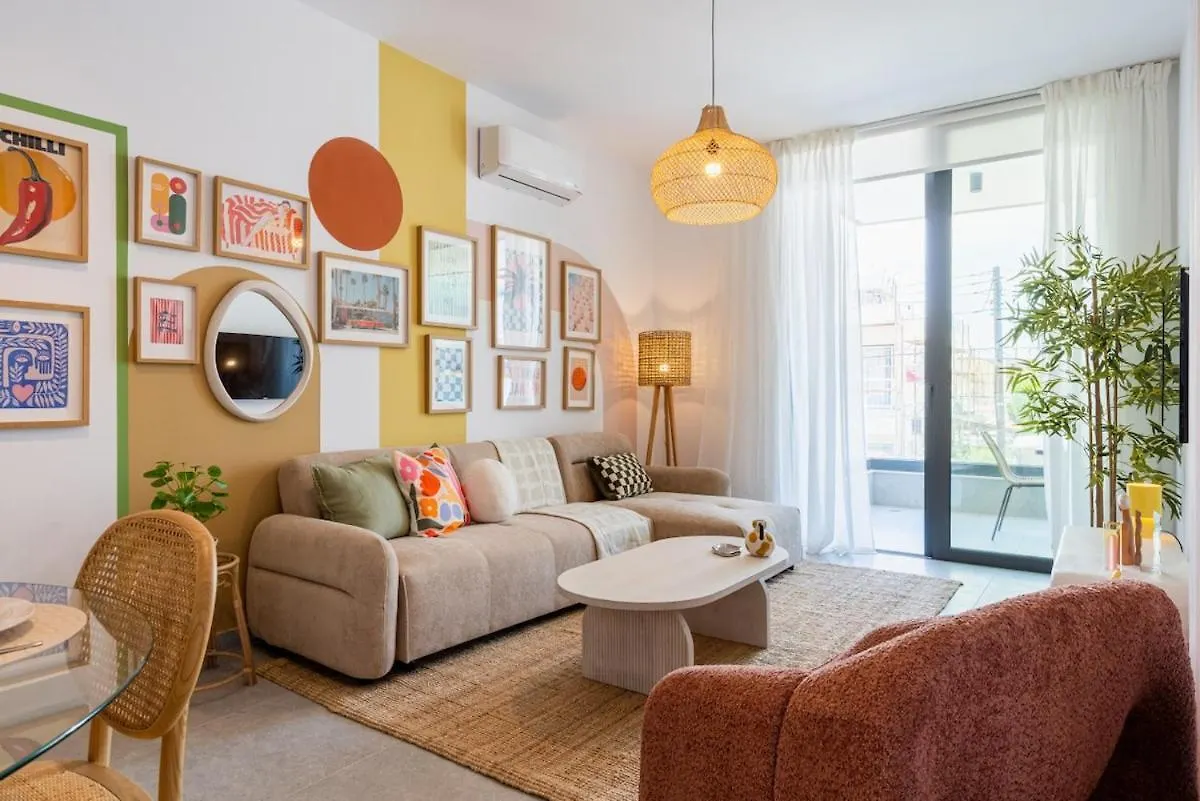 Lunette - Artful 1-Br Apartment & Balcony In Larnaca